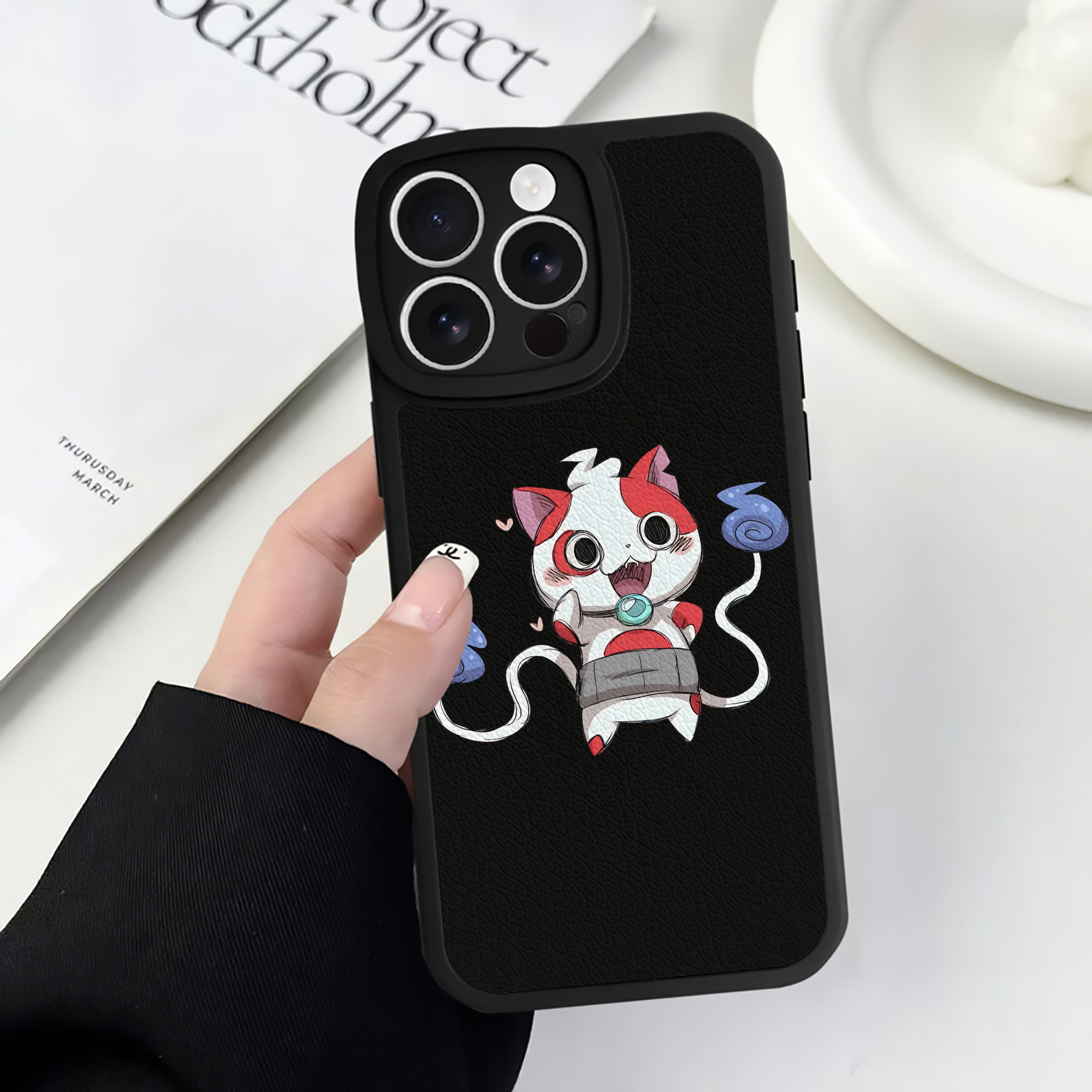 （画像用） 妖怪ウォッチ Yo-kai Watch 【iPhone 16シリーズ対応】シリコンスマホケース（レザー調） 材質：シリコン